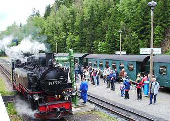 Die Wei&szlig;eritztalbahn vor dem Augusthochwasser 2002 im Bahnhof Kipsdorf