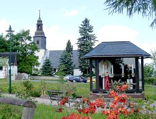 Dorfkirche Schellerhau, im Vordergrund Engel und Bergmann